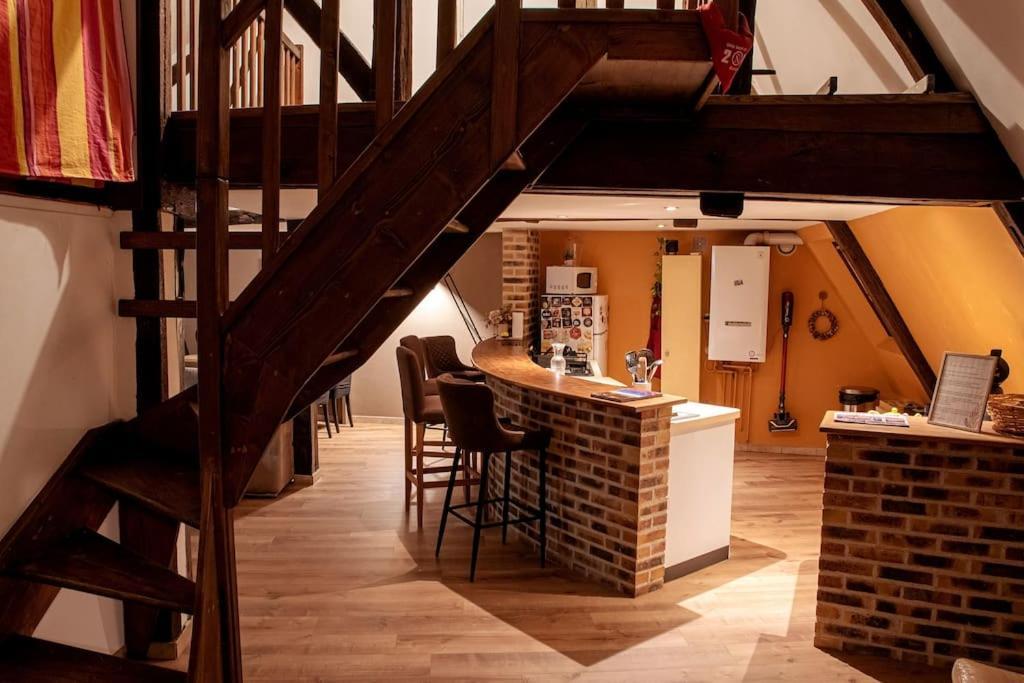 Duplex Atypique Dans La Cite Medievale Laon Exterior foto